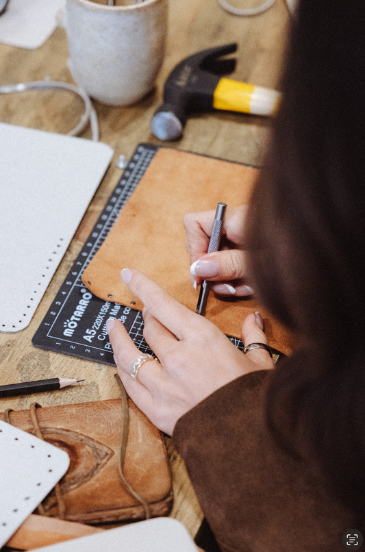 TALLER VALIZ – Diseña y arma tu propio accesorio en cuero Valiz
