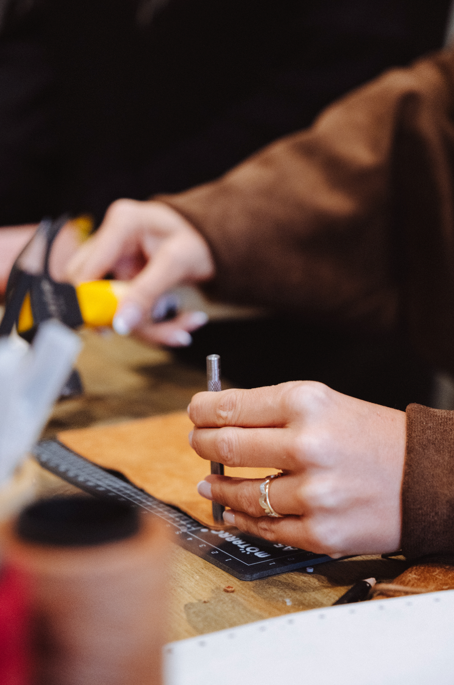 TALLER VALIZ – Diseña y arma tu propio accesorio en cuero Valiz