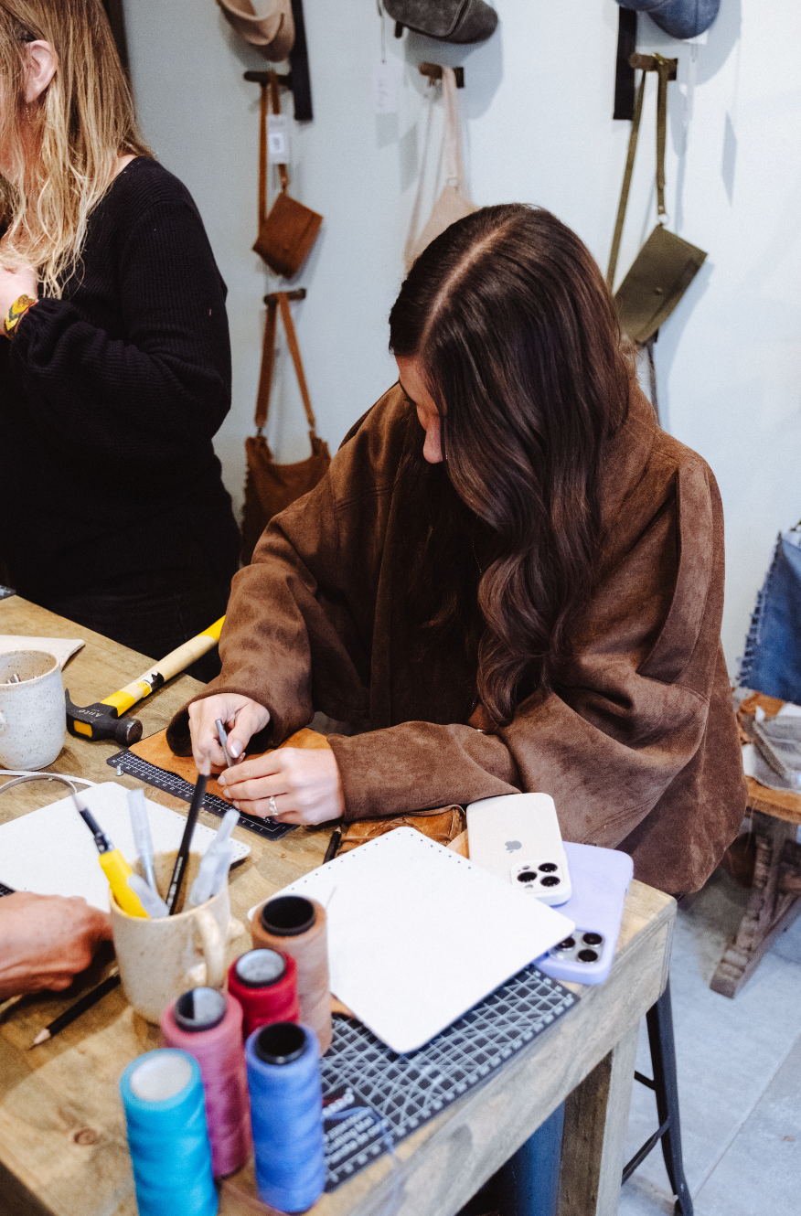 TALLER VALIZ – Diseña y arma tu propio accesorio en cuero Valiz