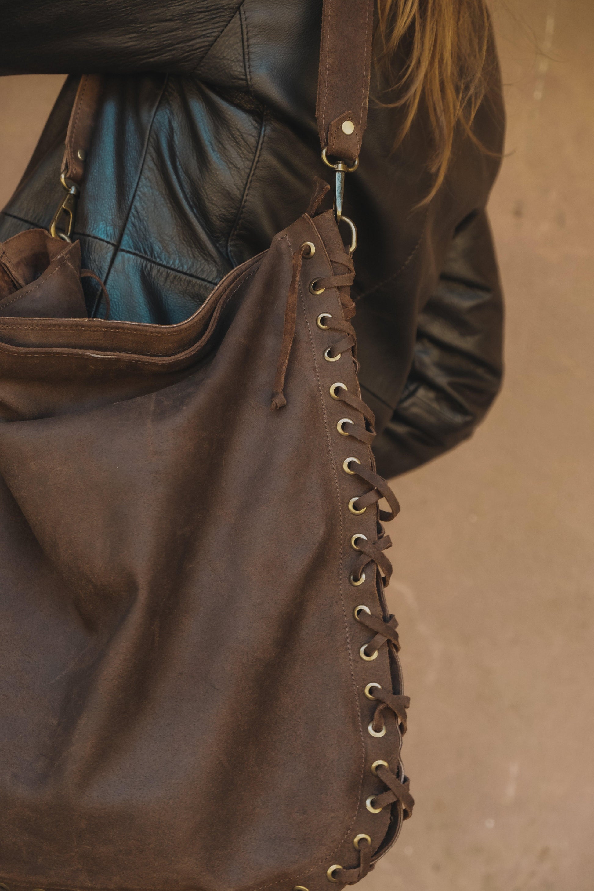 Cartera Zarga Mocha Mousse PREVENTA - Valiz