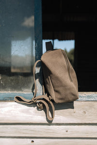 Mochila Chica Serpiente Gris